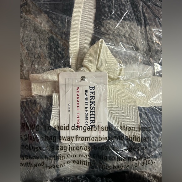 Berkshire Blanket & Home Co. Sherpa Buffalo Plaid Cape Wrap NWT - Picture 10 of 10